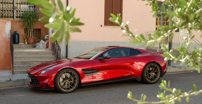 Aston Martin Vanquish 2025: Essai V12 Super Tourer Exceptionnel