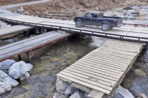 Pont Tennessee reconstruit avec semi-remorques, pas d'attente d'aide