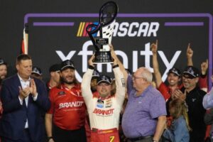 Allgaier remporte son premier titre en dépassant Hill et Custer.