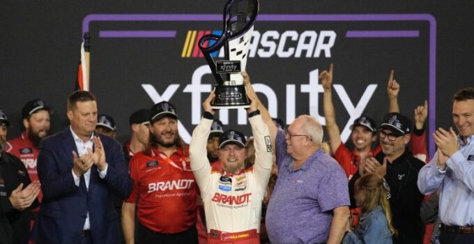 Allgaier remporte son premier titre en dépassant Hill et Custer.