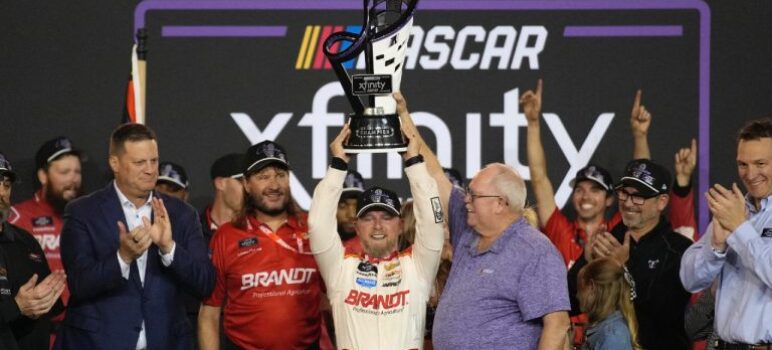 Allgaier remporte son premier titre en dépassant Hill et Custer.