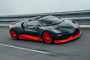 Bugatti Mistral bat le record du monde de vitesse pour les cabriolets.