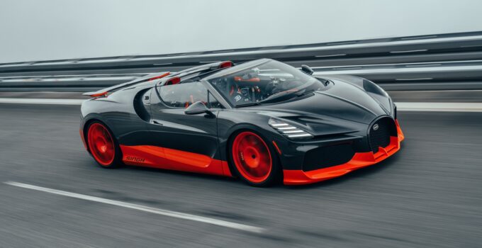 Bugatti Mistral bat le record du monde de vitesse pour les cabriolets.