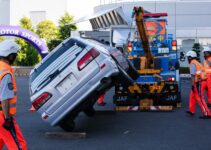 Concours de dépanneuses au Japon : les pros font basculer les voitures avec précaution