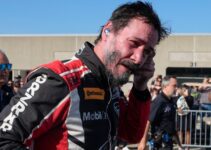 Début pro auto racing: Keanu Reeves crash à Indianapolis Speedway