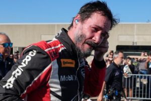 Début pro auto racing: Keanu Reeves crash à Indianapolis Speedway