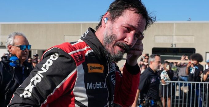 Début pro auto racing: Keanu Reeves crash à Indianapolis Speedway