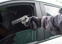 Employé concessionnaire en Floride coupable de carjacking sur client avec arme.