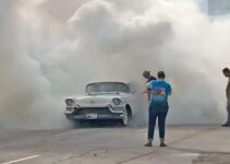 Grand-mère de 79 ans recherche concours de rodéo pour sa Cadillac 1957.