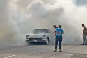 Grand-mère de 79 ans recherche concours de rodéo pour sa Cadillac 1957.