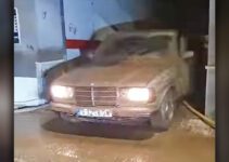 Mercedes 300D sort sans difficulté d'un garage inondé