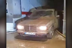 Mercedes 300D sort sans difficulté d'un garage inondé