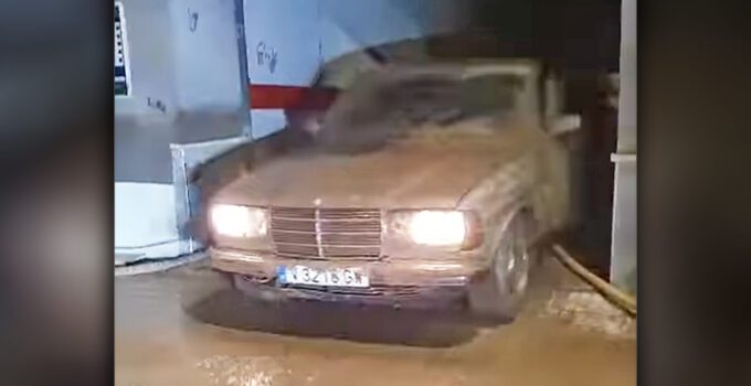 Mercedes 300D sort sans difficulté d'un garage inondé