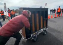 Pianiste ambulant pousse piano sur chariot customisé pour grimper 13 miles.