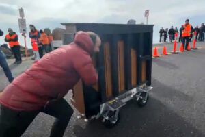 Pianiste ambulant pousse piano sur chariot customisé pour grimper 13 miles.