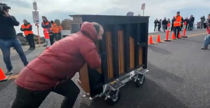 Pianiste ambulant pousse piano sur chariot customisé pour grimper 13 miles.