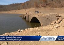 Pont de 200 ans sortant d'un lac en Pennsylvanie lors d'une sécheresse.