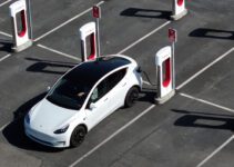 Tesla annonce l'arrivée de véhicules électriques "plus abordables", Elon dément rumeurs à 25 000$.