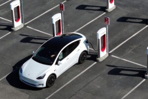 Tesla annonce l'arrivée de véhicules électriques "plus abordables", Elon dément rumeurs à 25 000$.