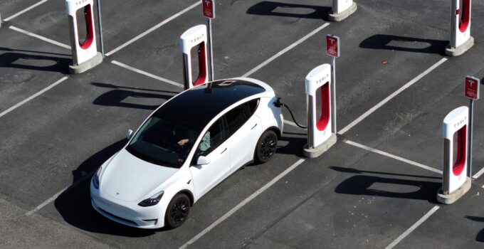 Tesla annonce l'arrivée de véhicules électriques "plus abordables", Elon dément rumeurs à 25 000$.