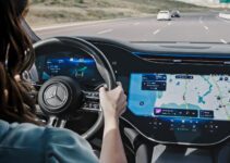 Voitures Mercedes autonomes contre éclats de pierre