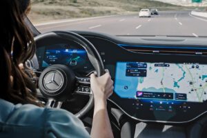 Voitures Mercedes autonomes contre éclats de pierre