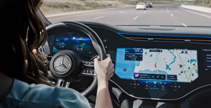 Voitures Mercedes autonomes contre éclats de pierre