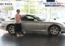 Femme japonaise cool au volant d'un RX-7 à 80 ans.