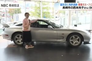 Femme japonaise cool au volant d'un RX-7 à 80 ans.