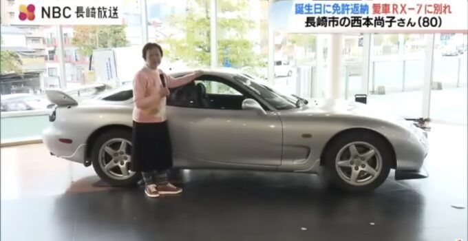 Femme japonaise cool au volant d'un RX-7 à 80 ans.