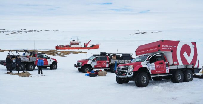 Panique en Antarctique : un Ford Super Duty immobilisé, besoin d'aide !