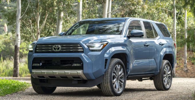 Toyota 4Runner 2025 démarre à 42 220 $, 15 K moins cher que Land Cruiser