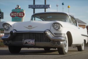 Annie la mamie cascadeuse : championne burnout Cadillac 1957