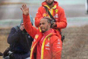 Lewis Hamilton salue les fans lors de sa première conduite en Ferrari F1.