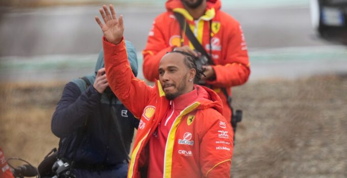 Lewis Hamilton salue les fans lors de sa première conduite en Ferrari F1.