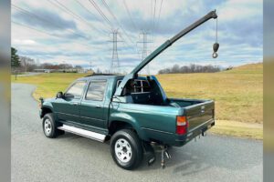 Rare Toyota Hilux avec grue d'usine sur Marketplace