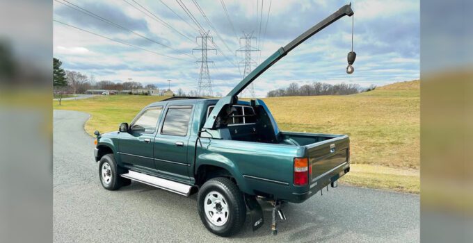 Rare Toyota Hilux avec grue d'usine sur Marketplace