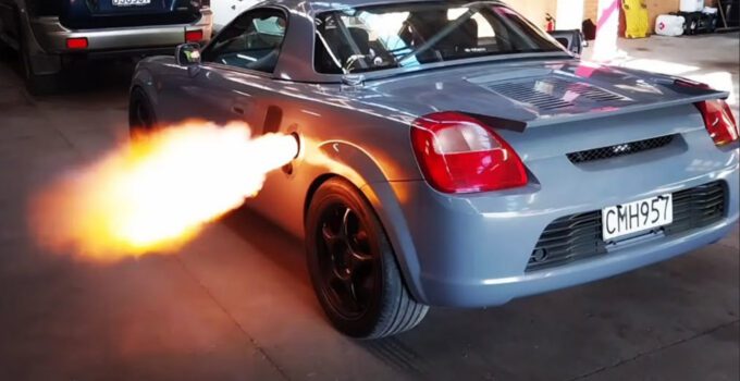 Toyota MR2 Turbo V6 cracheur de feu par un génie fou