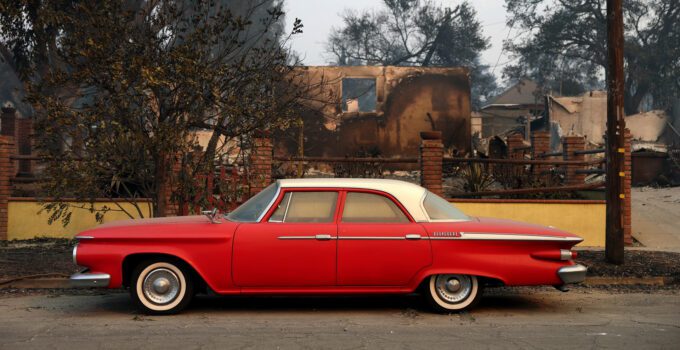 Voitures anciennes résistent feux Californie, pas en plastique.