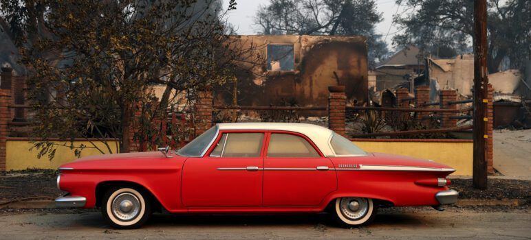 Voitures anciennes résistent feux Californie, pas en plastique.