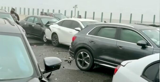 Collision en série : 100+ voitures s'emboutissent sur une autoroute brumeuse