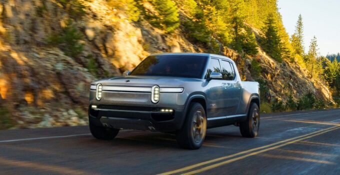 Rappel Rivian: 17,000 camions rappelés pour phares peu fiables en froid.