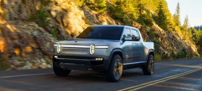 Rappel Rivian: 17,000 camions rappelés pour phares peu fiables en froid.