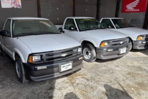 Sauvetage de trois Chevy S-10 électriques de 1998 destinées à la destruction.