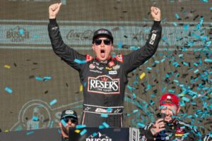 Bell remporte sa troisième victoire consécutive en NASCAR à Phoenix, devant Hamlin.