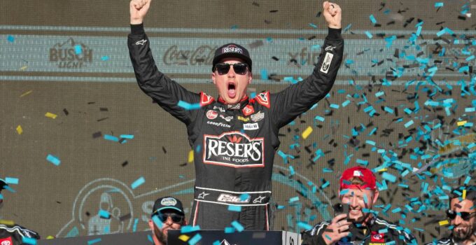 Bell remporte sa troisième victoire consécutive en NASCAR à Phoenix, devant Hamlin.