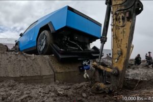 Test de résistance du Tesla Cybertruck : arraché par un attelage.