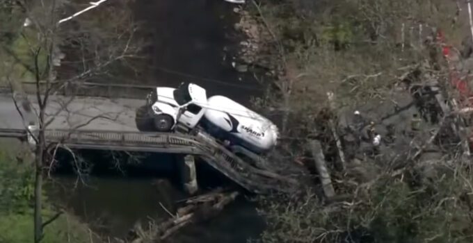 Camion propane dépasse limite poids pont bois et tombe dans ruisseau