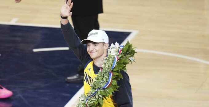 Les fans des Pacers acclament le nouveau champion de l'Indy 500 Alex Palou lors du match 3 contre les Knicks.