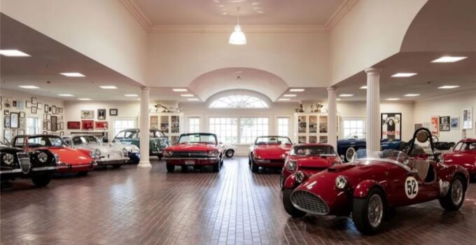 Une propriété de 125M$ avec un musée de voitures intégré